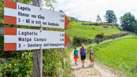 Il sentiero dell’Immaginario a Lusérn: un trekking tra fiabe e leggende “Nå in tritt von Sambinélo”