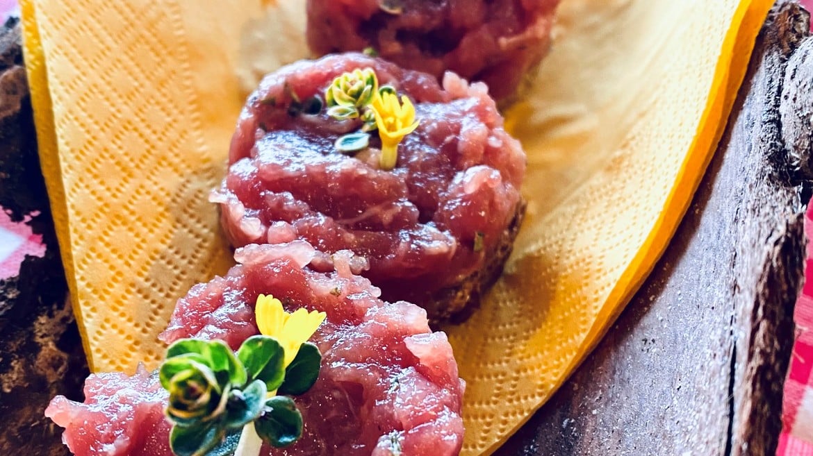 Tartare di manzo al miele di Lavarone, timo limone del nostro orto e licheni caramellati