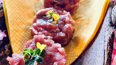 Tartare di manzo al miele di Lavarone, timo limone del nostro orto e licheni caramellati