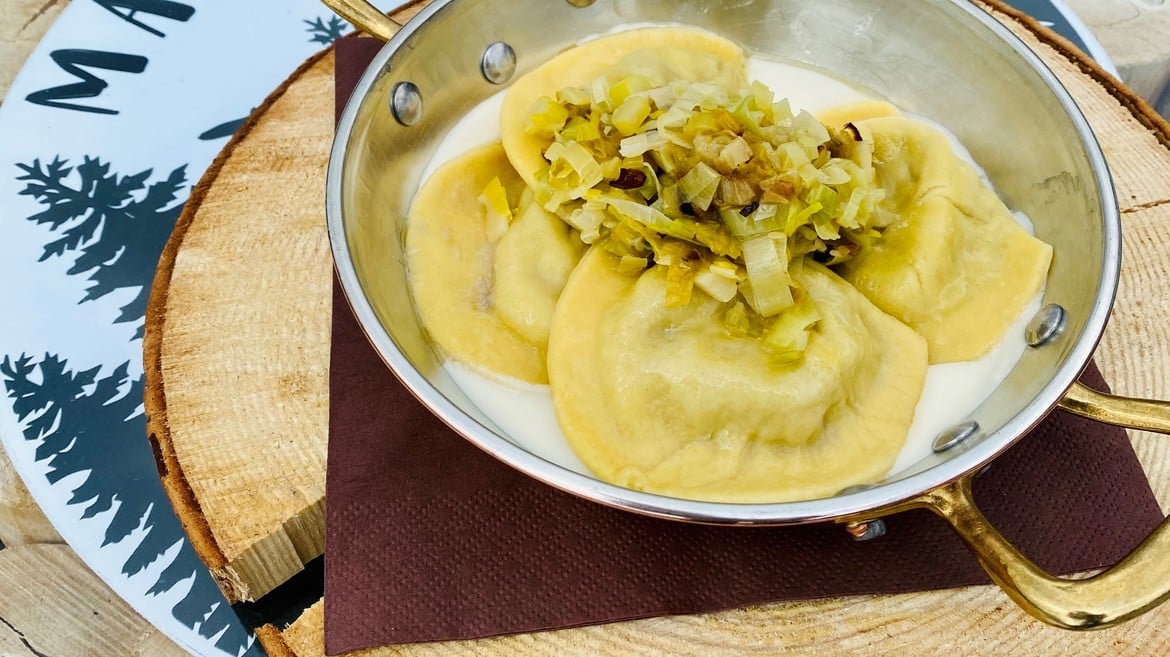 Ravioli made in malga ai porcini, ricotta e porri di Nosellari su crema di Vezzena Vecchio