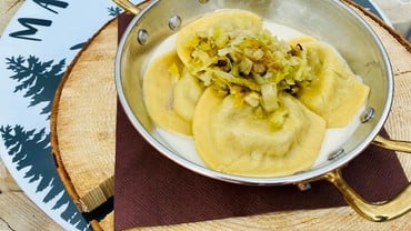 Ravioli made in malga ai porcini, ricotta e porri di Nosellari su crema di Vezzena Vecchio