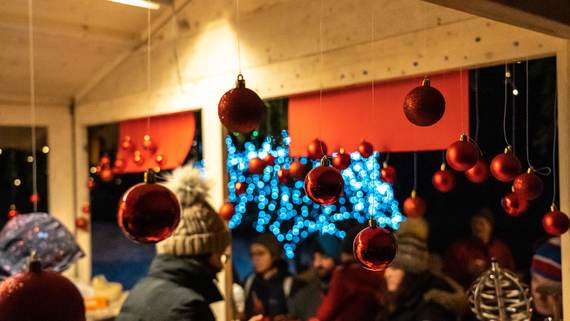 Mercatini di Natale a Lavarone in Trentino: un’esperienza unica, sospesa tra storia e folklore.