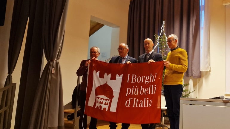 Consegnata a Luserna la bandiera dei borghi più belli d'Italia