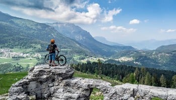 Il carattere deciso della 100 km dei forti due giorni nel "gioiello" dell'Alpe Cimbra