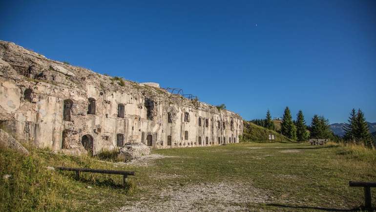 "Sentinelle di Pietra: Le Fortezze Imponenti della Grande Guerra"