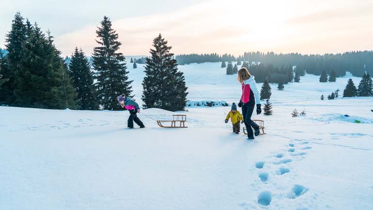 Un Natale magico sull’Alpe Cimbra con Babbo Natale e l’imperdibile offerta per famiglie con soggiorno, skipass, scuola sci e noleggio sci inclusi!