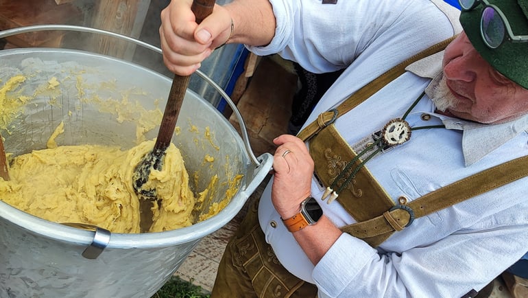 La Contesa dela Pult, davanti alla Malga Millegrobbe rivive la tradizione della “Polenta de Patate”.