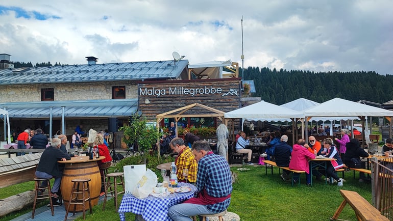 The Contesa dela Pult, in front of the Malga Millegrobbe, the tradition of "Polenta de Patate" revives: goodness of the past, specialties of the present